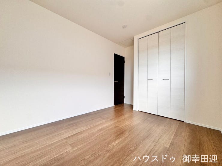 ■2階5.3帖洋室■寝室、書斎、趣味の部屋。家族の成長やライフスタイルに合わせ、様々な使い方ができる快適な空間です。