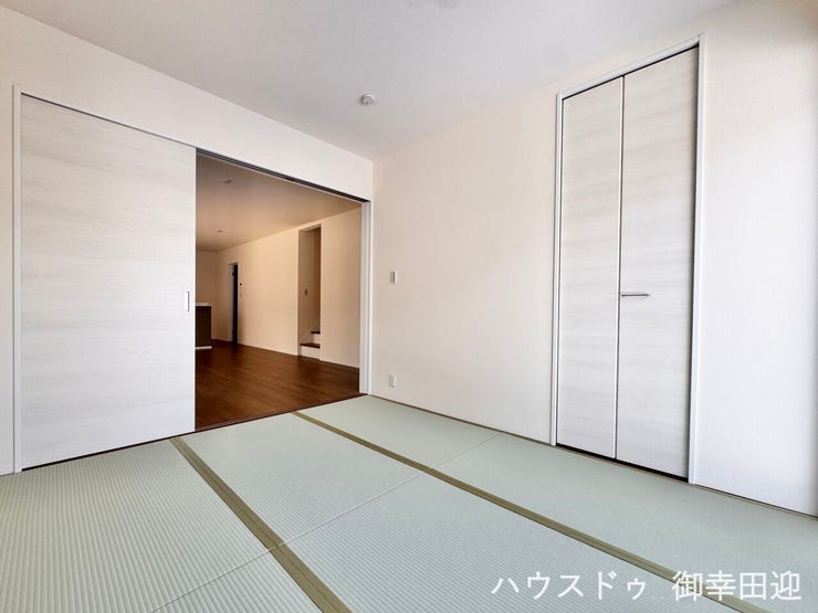 ■1階5.2帖和室■ゲストをもてなし、昼寝や家事にも使える、畳のぬくもりが心地よい多目的万能スペース。