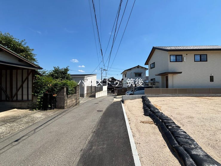 前面道路の様子。周辺は住宅が建ち並ぶ落ち着いた住環境です。