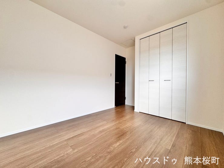 ■2階5.3帖洋室■寝室、書斎、趣味の部屋。家族の成長やライフスタイルに合わせ、様々な使い方ができる快適な空間です。