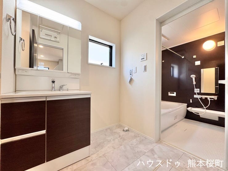 ■清々しいリフレッシュ空間■自分を磨き、気持ちを切り替える。心地よい光が差し込むプライベートスペース。