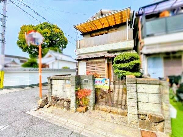 【外観】
外観
落ち着いた街並みに馴染む和風の趣ある佇まい。2階部分には陽当りの良いベランダを備えています。
