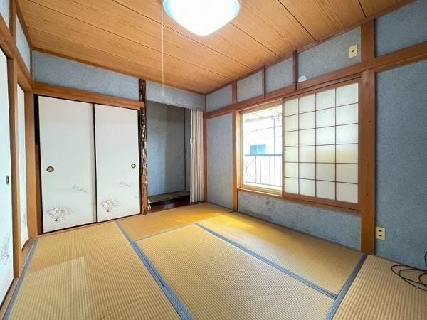 和室
2階にある趣豊かな6帖の和室。床の間や収納も完備しており、客間や寝室としてゆったり寛げます。