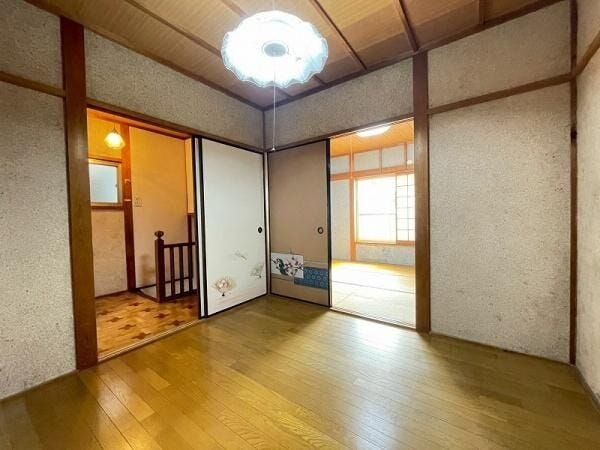 洋室・2階約6帖
2階の北側に位置する約6帖の洋室。明るい色のフローリングとホワイト調の壁紙で清潔感のある室内です。