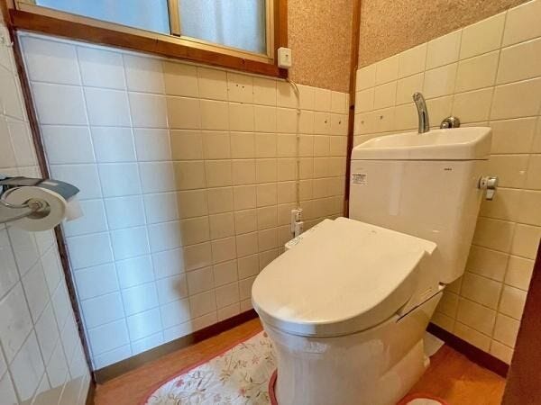 トイレ
快適にご使用いただける温水洗浄便座付きのトイレ。明るくすっきりとした空間に仕上げています。