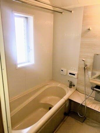 浴室
一日の疲れを心地よく癒やしてくれるバスルーム。便利な小窓付きで換気もラクラクこなせます。