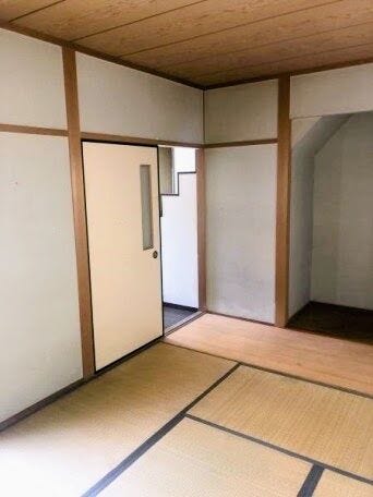 和室
1階にある床の間と押入を備えた趣豊かな6帖の和室。客間やお子様のプレイルームにも最適です。