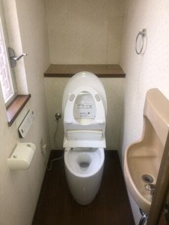 トイレ
毎日の使用に快適な温水洗浄便座付きのトイレ。清潔感のある空間に仕上げています。