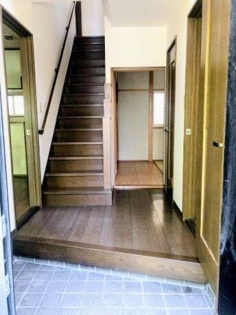 階段・廊下
空間に心地よい開放感と明るさをもたらす吹き抜け仕様の階段。手すり付きで移動もスムーズです。