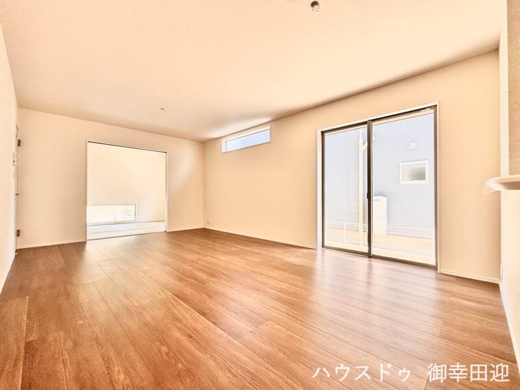 ■安らぎと笑顔の中心地■陽光が優しく降り注ぎ、会話が自然と弾む。ここでは、毎日が特別な時間へと変わります。