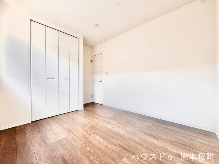 ■2階5.3帖洋室■寝室、書斎、趣味の部屋。家族の成長やライフスタイルに合わせ、様々な使い方ができる快適な空間です。