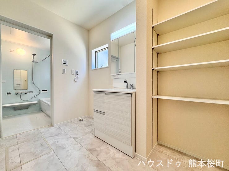■清々しいリフレッシュ空間■自分を磨き、気持ちを切り替える。心地よい光が差し込むプライベートスペース。