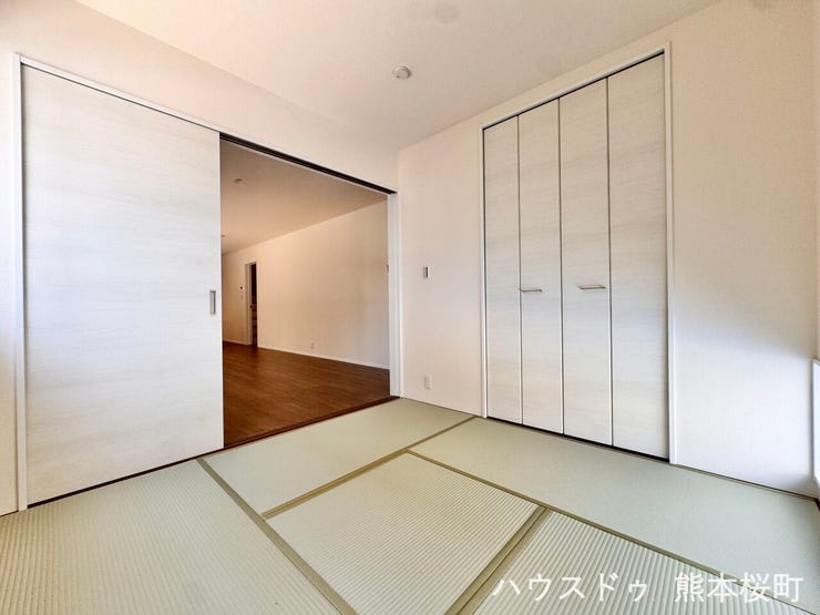 ■1階4.5帖和室■ゲストをもてなし、昼寝や家事にも使える、畳のぬくもりが心地よい多目的万能スペース。