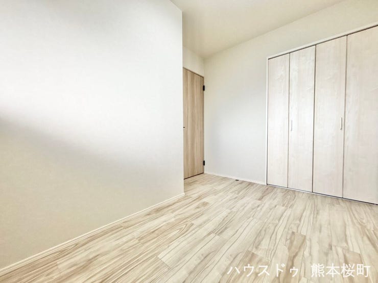 ■洋室①■ベッドルームとしてはもちろん、書斎や趣味の部屋、子ども部屋、来客用スペースとしても活用できる多目的な一室です。