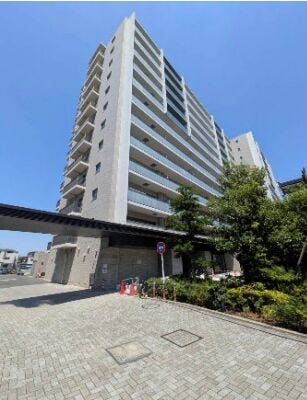 【外観】
青空に映える洗練された高層マンション。植栽が彩るゆとりあるアプローチで、落ち着きと品格を感じる外観です。
