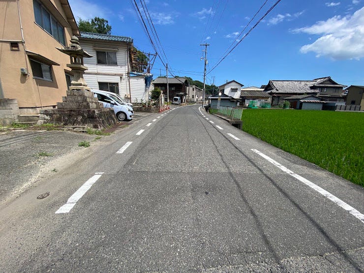 前面道路は約6mありますので、離合や駐車も楽々♪