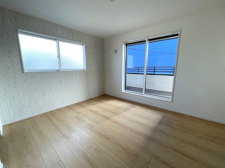 ◇洋室◇ 同仕様
2面採光のお部屋は明るく風通しが良いです♪
インナーバルコニーで出られます♪