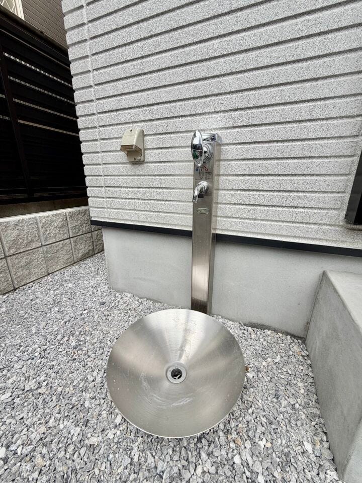 左:宅配ボックス
中上:顔認証玄関機
中下:電気自動車充電設備(EVコンセント)
右:立水栓