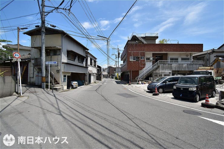 【前面道路】北東向きの前面道路幅は約7m~約10mになります!道路との高低差の少ない敷地です!