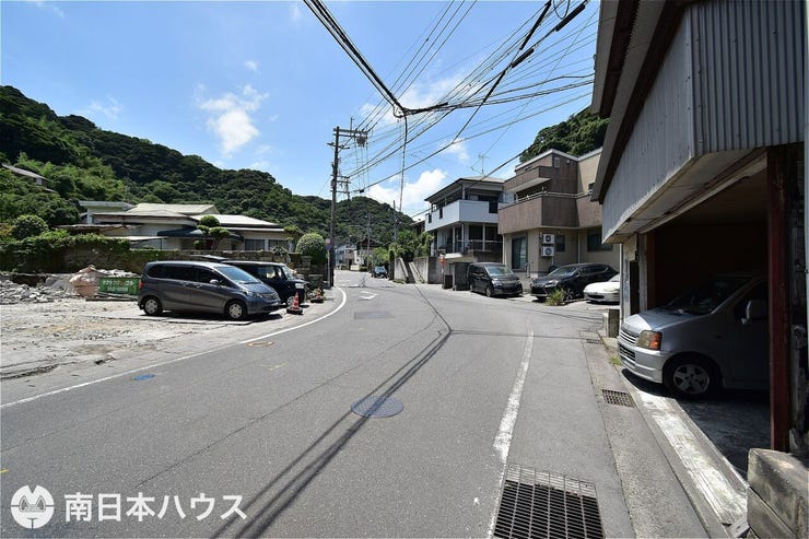 【前面道路】北東向きの前面道路幅は約7m~約10mになります!道路との高低差の少ない敷地です!