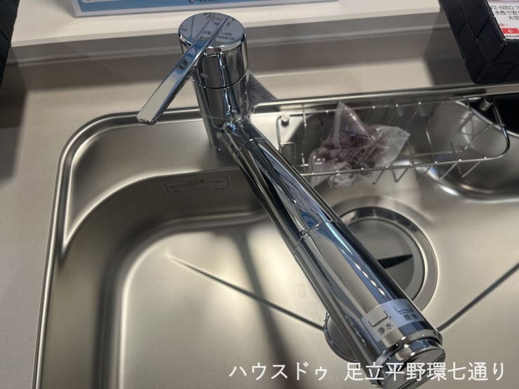 浄水・原水を切り替えられる浄水器一体型水栓。飲料水や料理にきれいな水を手軽に利用できます。