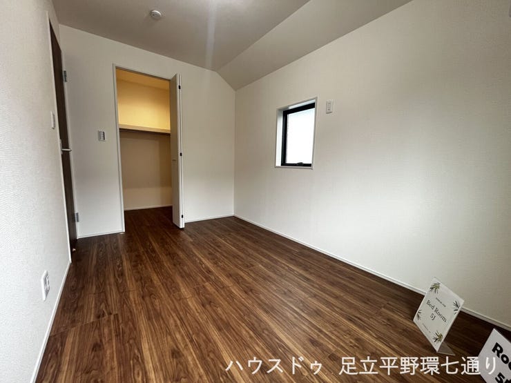 約5帖の洋室はウォークインクローゼット付き。衣類や荷物をまとめて収納でき、室内を広く使えます。