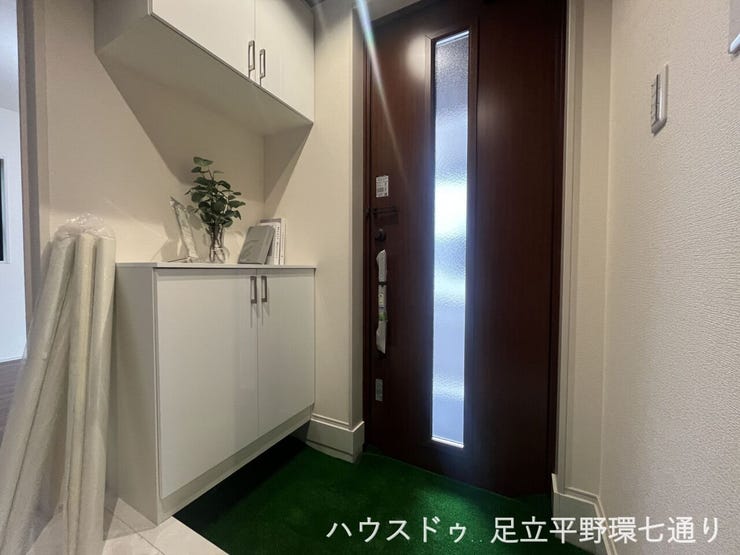 上下に収納を備えた玄関。靴や外出用品をすっきり整理でき、玄関まわりを美しく保てます。