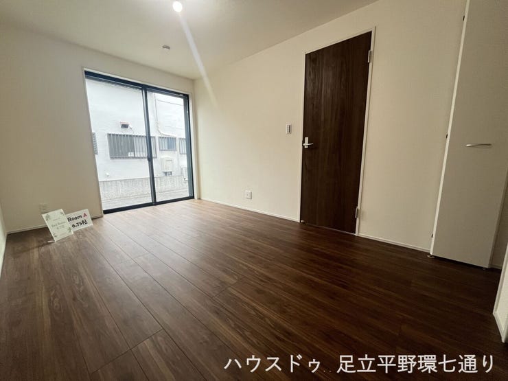 掃き出し窓から光を取り込む約6.75帖の洋室。バルコニーへ出入りでき、開放感があります。