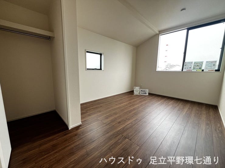 約6.25帖の洋室は2面採光で明るい空間。オープンクローゼット付きで、寝室や子ども部屋におすすめです。