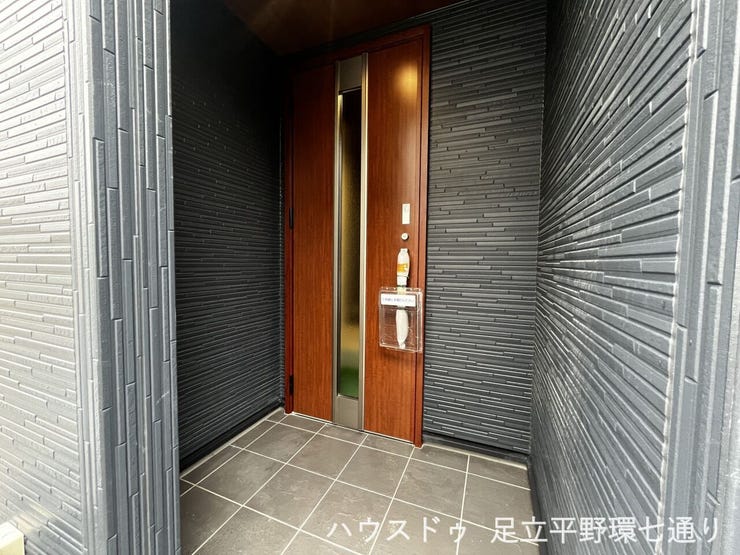 奥まった玄関ポーチは外からの視線が届きにくく、雨の日の出入りもしやすい落ち着いた空間です。