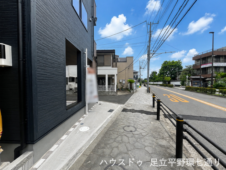 歩道が整備された前面道路に面し、現地までの動線もすっきり。落ち着いた街並みに調和する外観です。