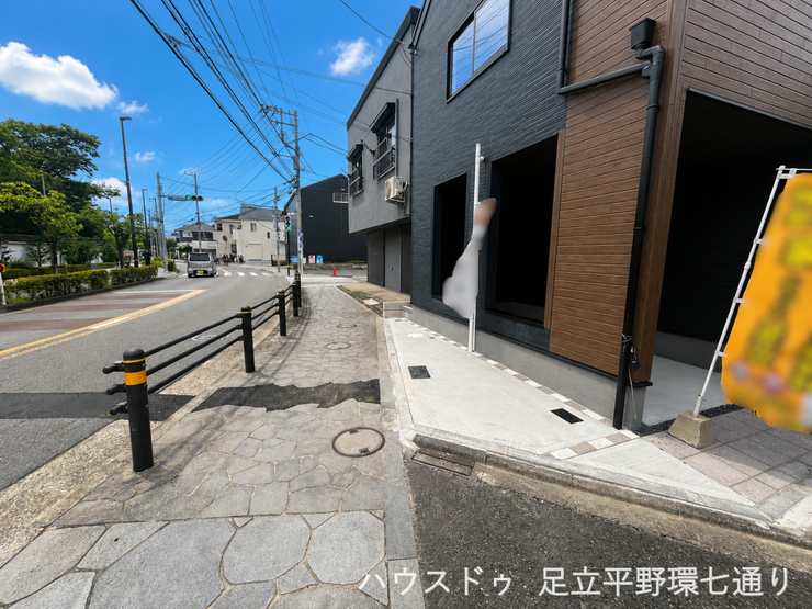 前面には歩道があり、小さなお子さまとの外出時にも配慮しやすい立地。車の出入りもしやすそうです。