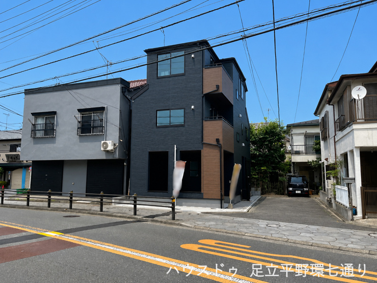 ブラックを基調に木目調をアクセントとした、スタイリッシュな3階建て住宅。存在感のある外観が目を引きます。