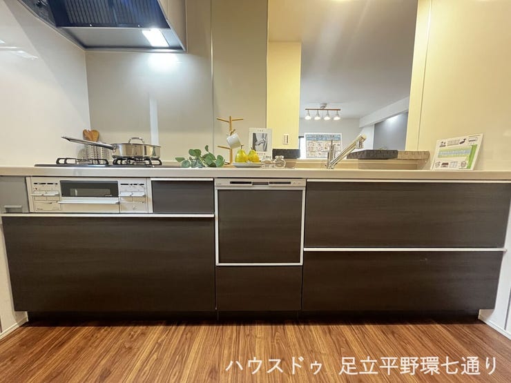 食器洗浄乾燥機を備えた対面式キッチン。収納スペースも豊富で、毎日の調理や後片付けを快適に行えます。