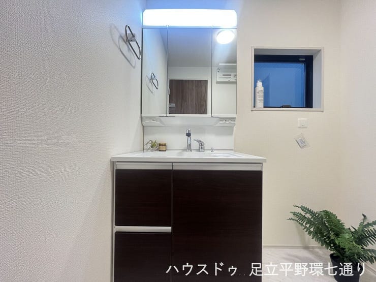 三面鏡付き洗面化粧台を採用。鏡裏や洗面台下に収納でき、洗面用品をすっきり整理できます。