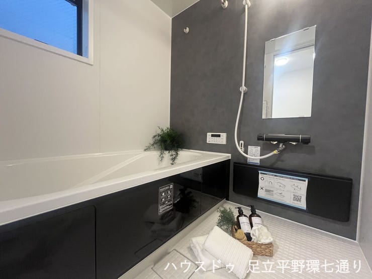落ち着いたアクセントパネルが上質な浴室。窓付きで換気しやすく、浴室乾燥機も備えています。