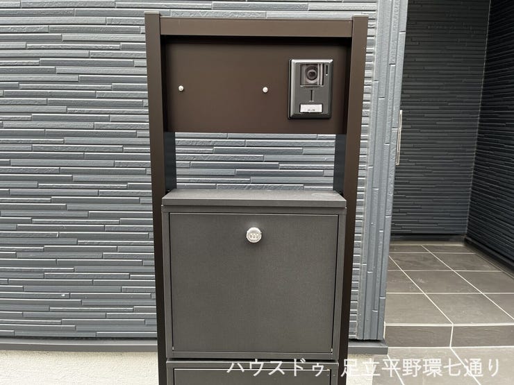 モニター付きインターホンを備えた機能門柱。来訪者を確認しやすく、防犯面にも配慮されています。