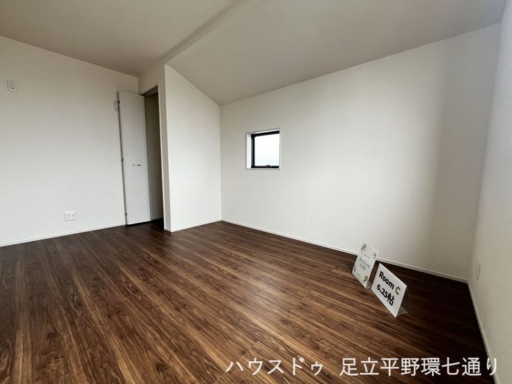 約6.25帖の洋室は、落ち着いた木目調の床が印象的。寝室や書斎など多目的に活用できます。