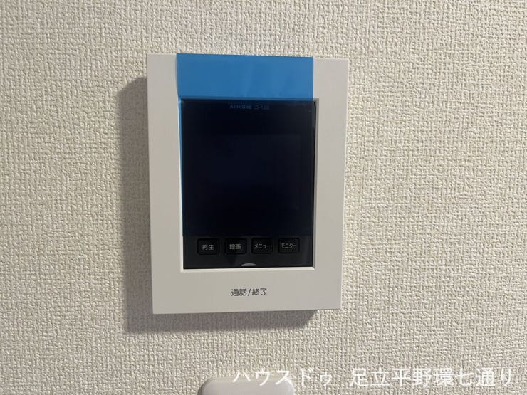 来訪者を室内から確認できるモニター付きインターホン。録画機能も備え、防犯面に配慮されています。
