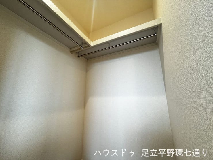 衣類をまとめて収納できるウォークインクローゼット。上部棚付きで、季節用品や小物も整理できます。