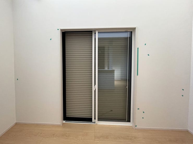 ○シャッター雨戸○ 同仕様
開閉に力が要らないシャッターを採用しています♪
外出時や旅行時の防犯、台風など雨風の強い日にも安心ですね♪