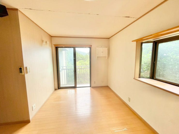 2つの大きな窓から明るい光が差し込む爽やかな居室。