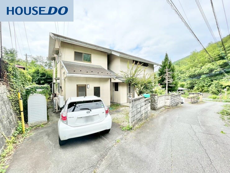 【外観】
周囲の緑に美しく映える、落ち着いた佇まいの2階建一戸建。