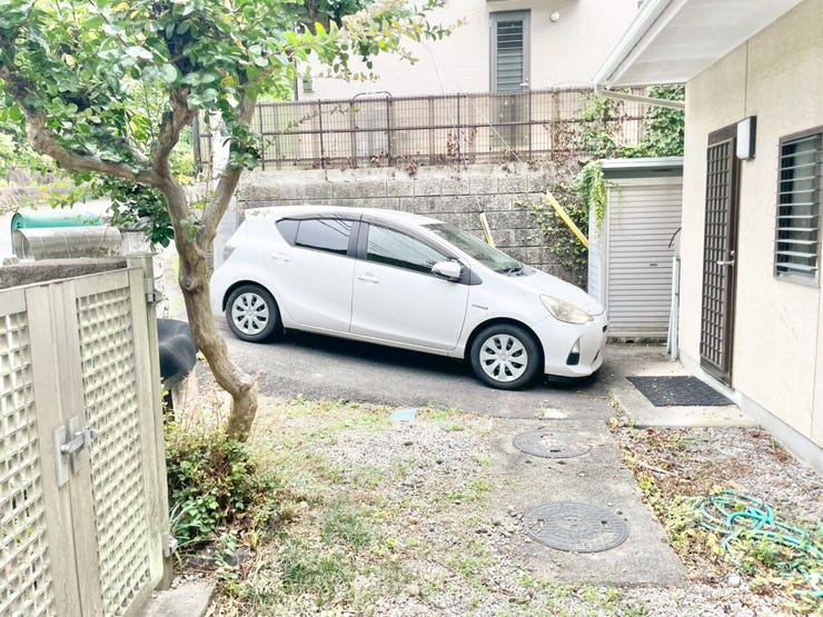 豊かな植栽に囲まれた、自然を身近に感じるアプローチ。