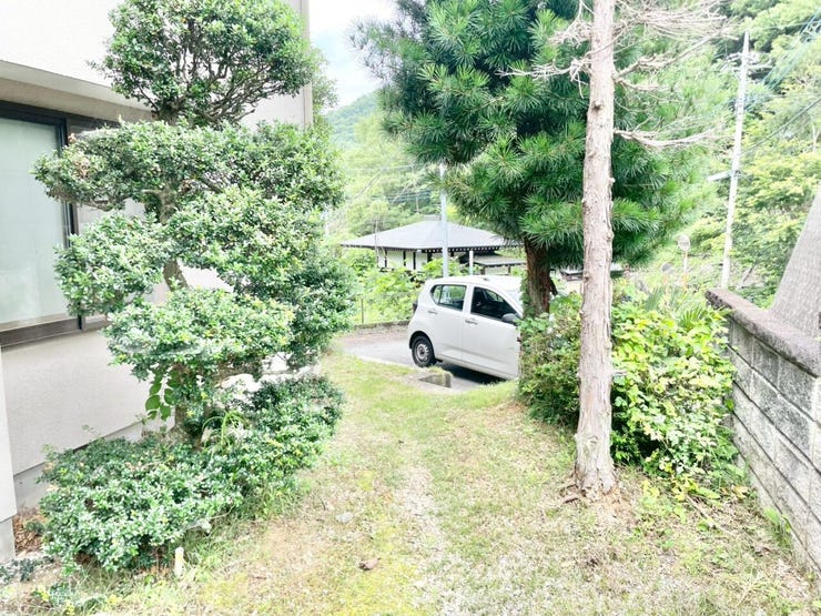 敷地内には家庭菜園やBBQも楽しめる広い庭があります。