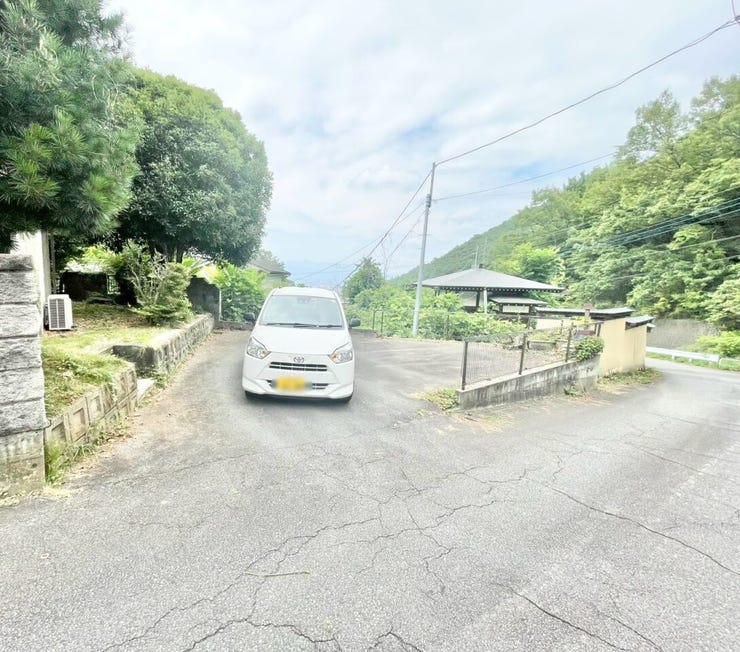 周辺は交通量が少なく、静かで落ち着いた住環境です。