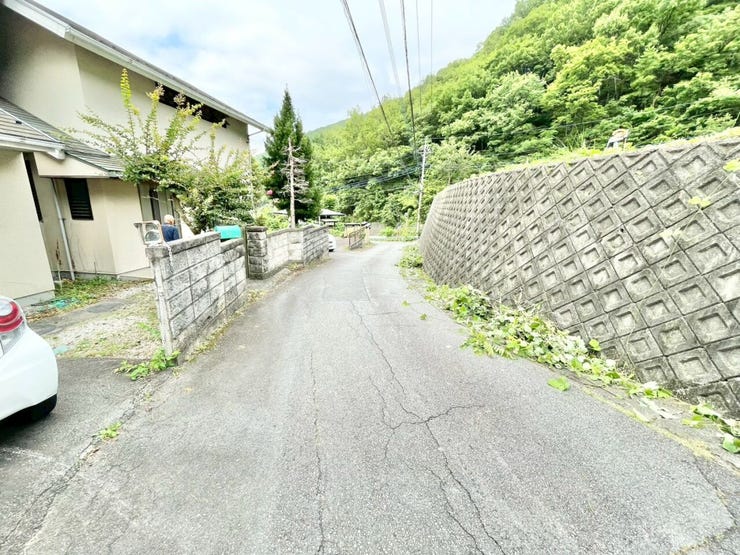 高台へと続く道沿いで、プライバシーが保ちやすい立地。
