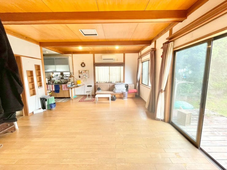 木の温もりを感じる天井と、広々としたリビングダイニング。