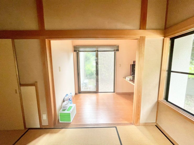 広縁から心地よい光が差し込む伝統的な畳の間。