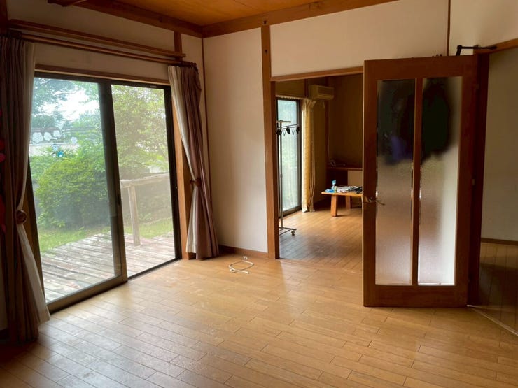 大きな窓から自然光がたっぷりと差し込む開放的な洋室